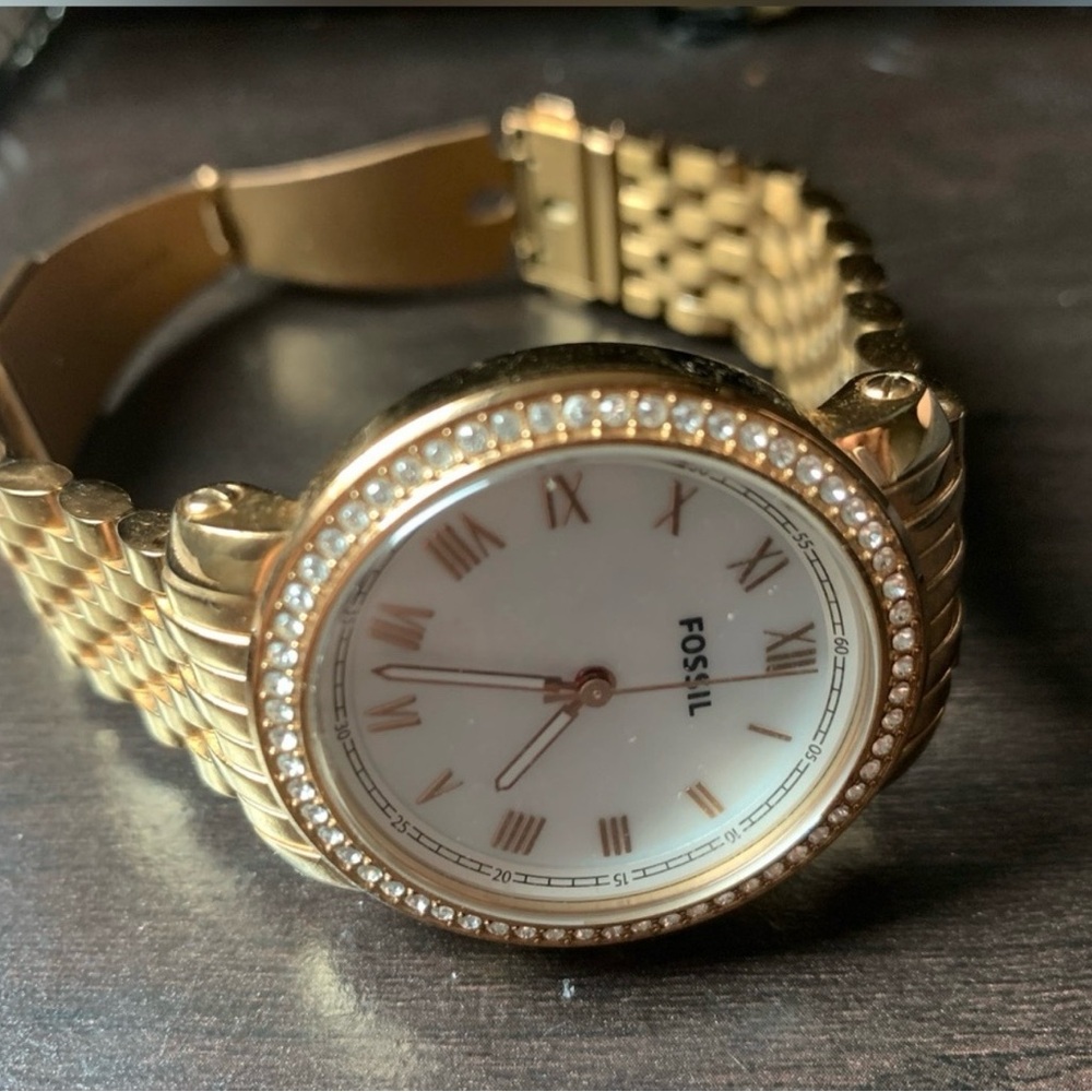 Fossil Gold Women's Watch with White Dial. Comes with. Brand new battery
